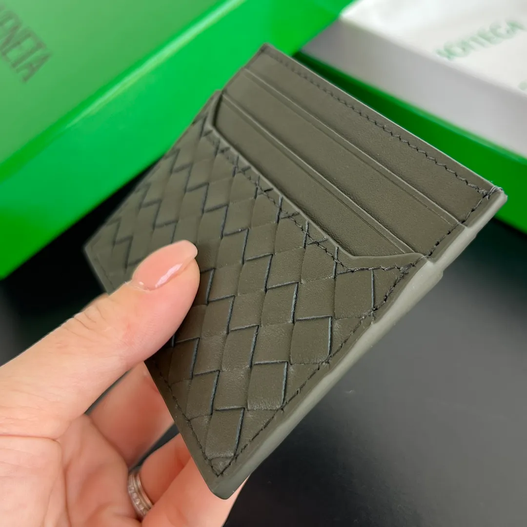 #BV New Small Woven Card Holder 817397 Simple and exquisite card holder. Small, light and easy to carry. Put it directly in your pocket or put it in a small bag. It is made of cowhide and feels soft to the touch. There are 6 card slots on both sides and the main card slot in the middle. It is enough for daily use. In the era of no cash, the card holder is more convenient and practical. The card holder that everyone needs. Size: 11x8x0.2 P400